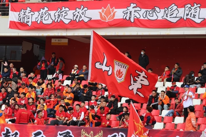 主場(chǎng)上萬(wàn)名球迷的吶喊助威，給山東體彩女足征戰(zhàn)女超增添了能量與動(dòng)力