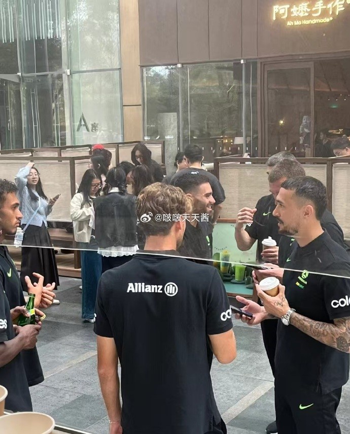 松弛感拉滿！澳大利亞隊員在杭州街頭喝奶茶