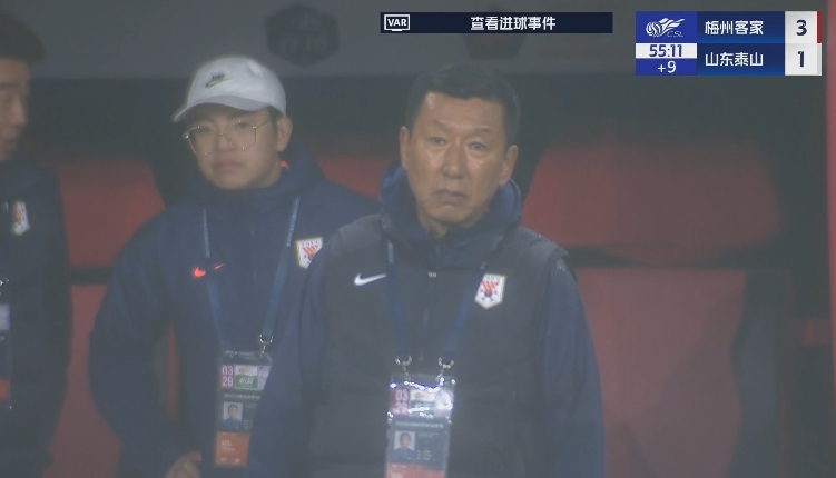 半場1-3落后遞補(bǔ)隊！場邊的崔康熙表情焦急
