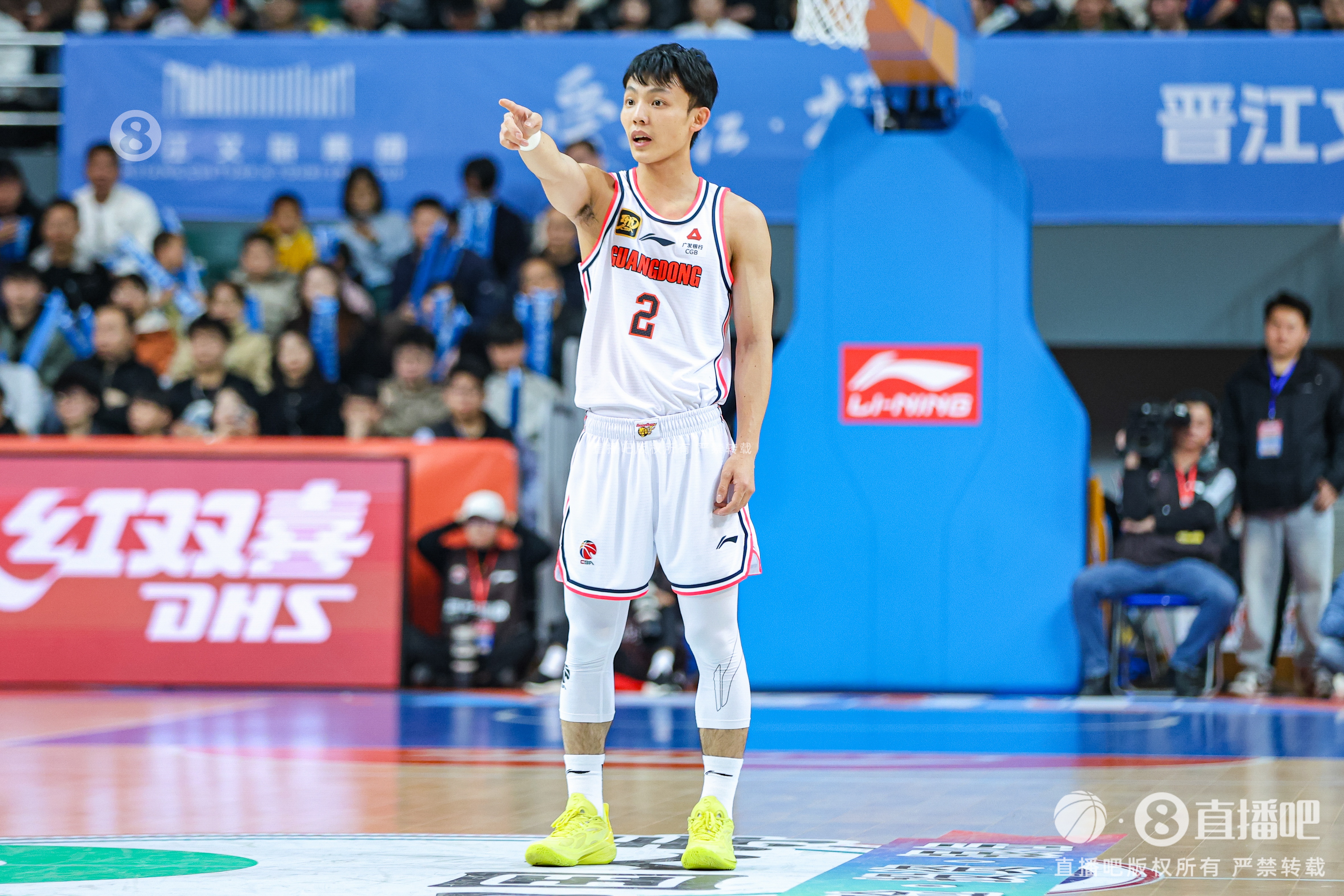 手熱！徐杰打滿(mǎn)首節(jié)5中4拿到10分2助 正負(fù)值+17