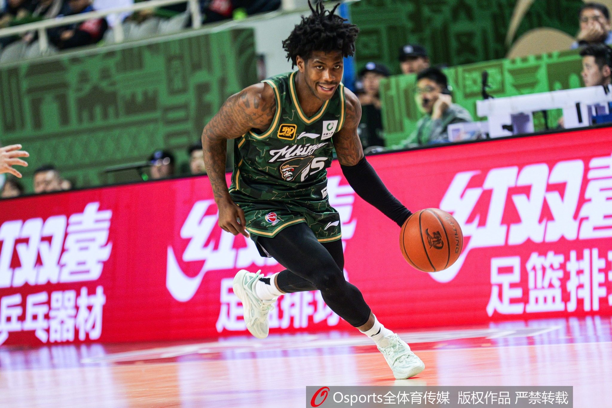 這外援猛得很！肯德里克-戴維斯16投12中&罰球18中15砍43分6板9助